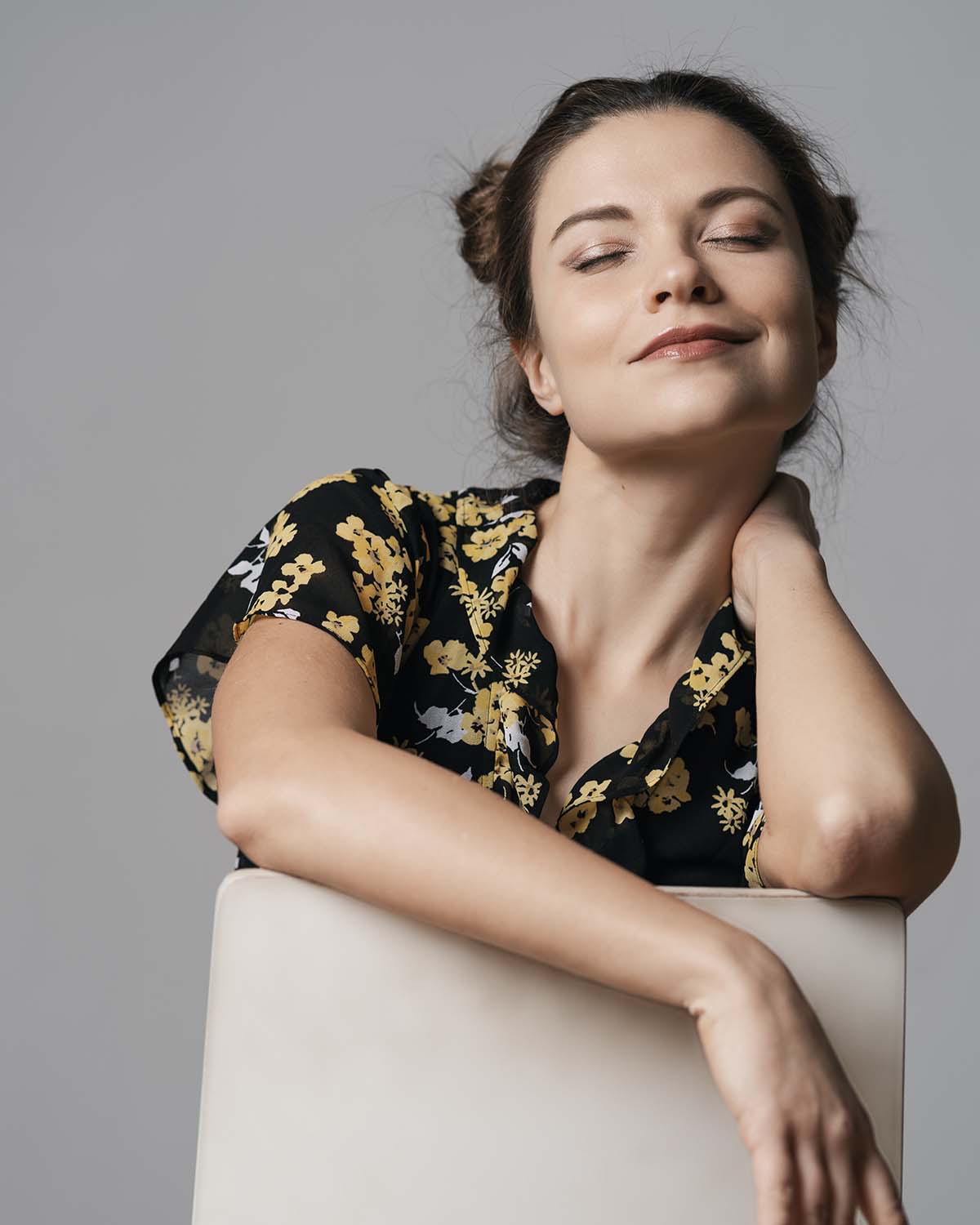 attractive-young-woman-dressed-in-floral-dress-5JFHXLW.jpg